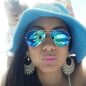 Meet your Posher, Aura